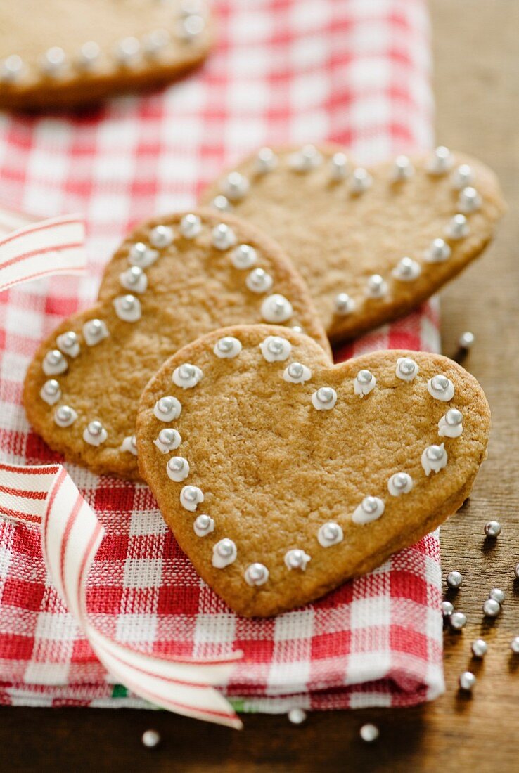 Heart-shaped cinnamon biscuits for Christmas