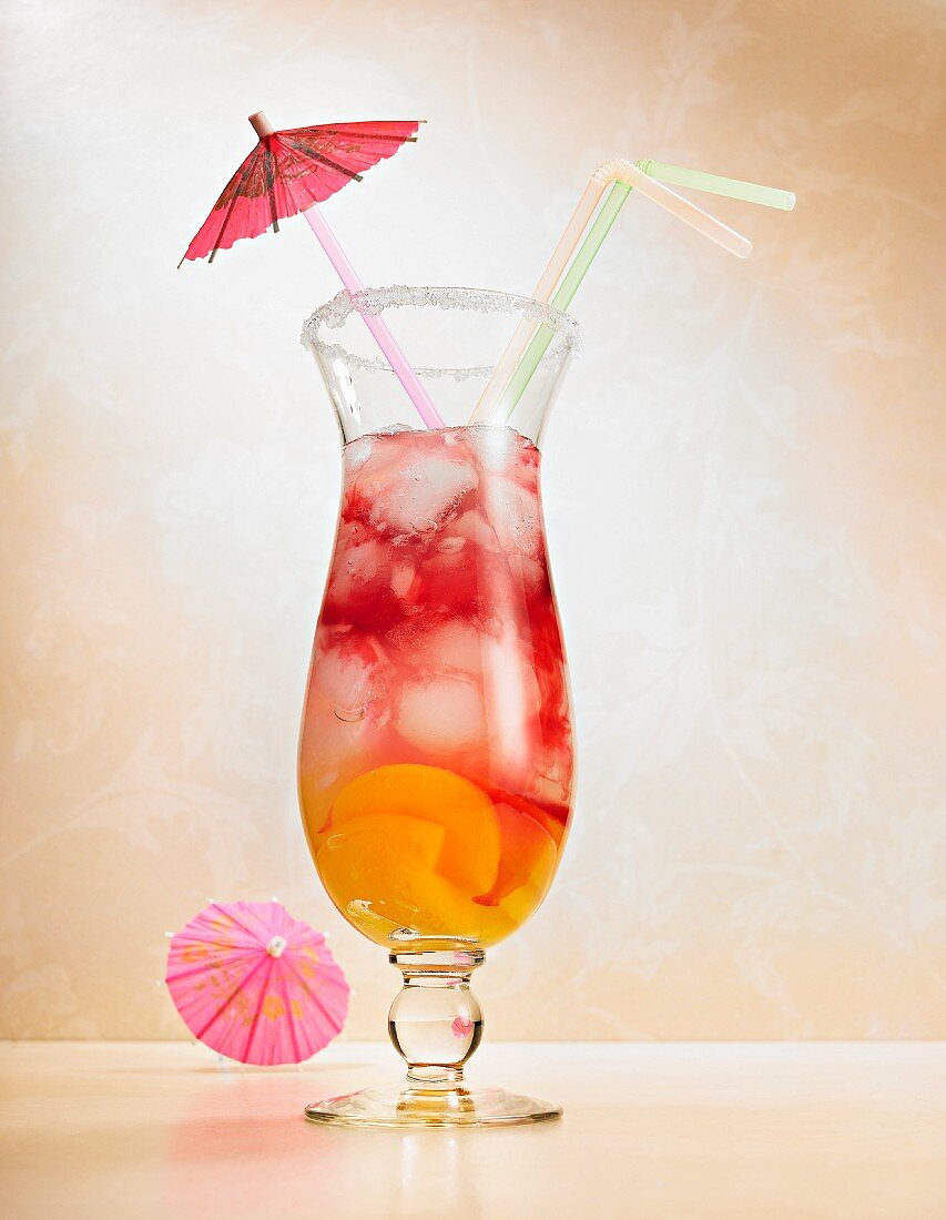Cocktail mit Cranberry-Saft & Pfirsichen