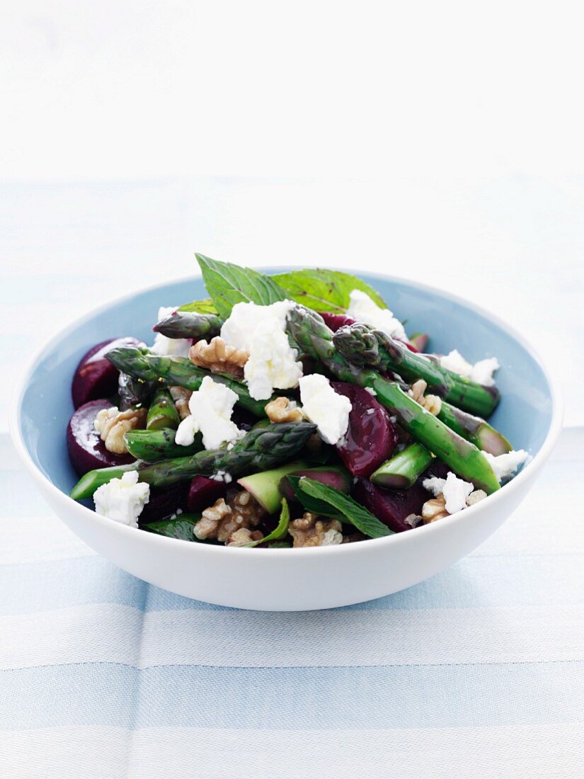 Rote-Bete-Salat mit grünem Spargel, Feta und Walnüssen