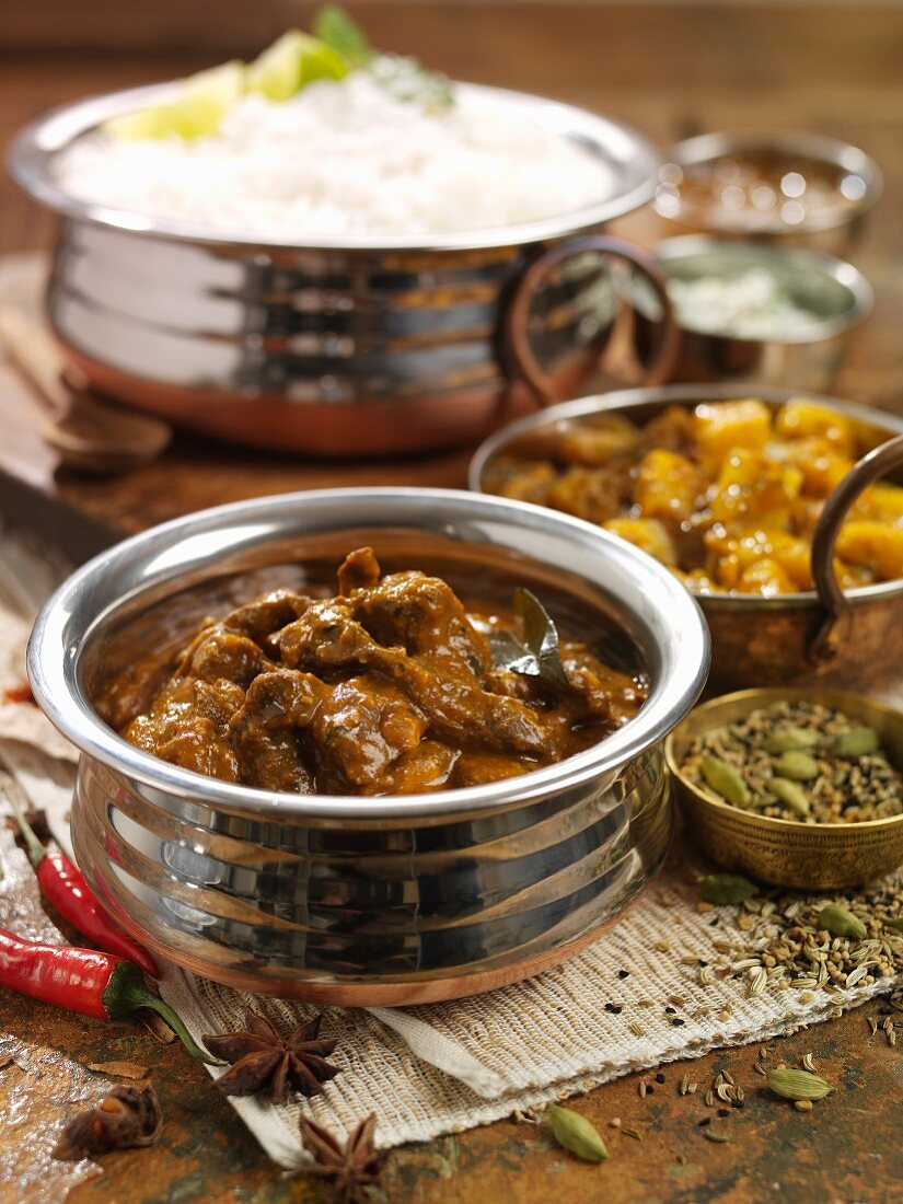 Rindercurry mit Chutney und Reis (Indien)