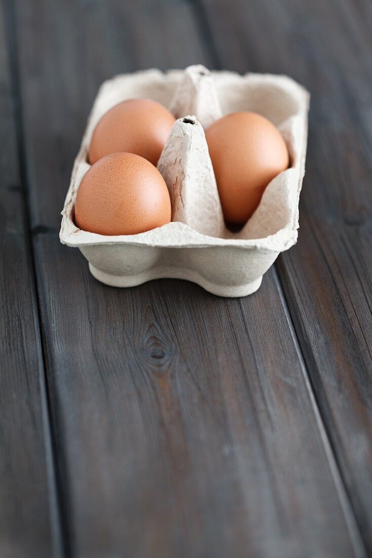 Drei Eier im Eierkarton
