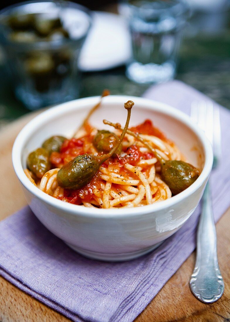 Spaghetti with tomato sauce and capers