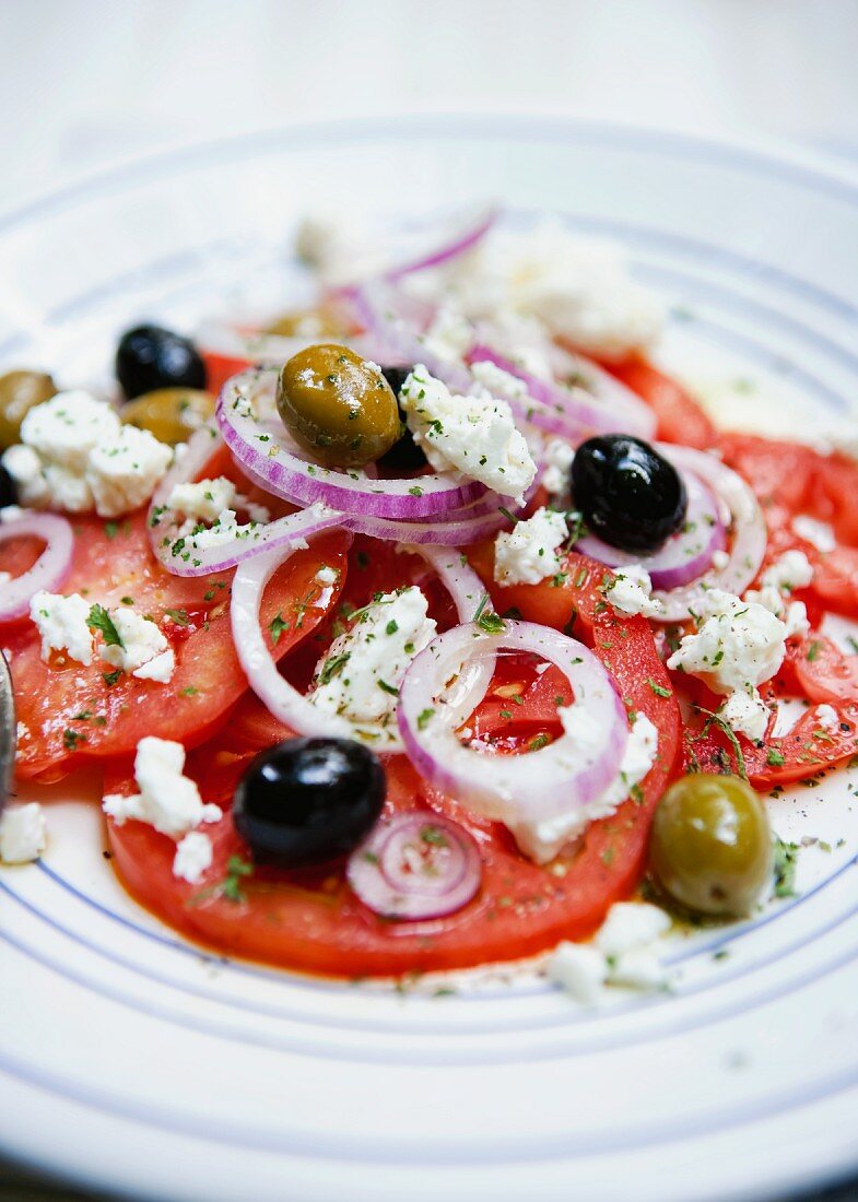 Tomatensalat mit Feta, Oliven und Zwiebeln