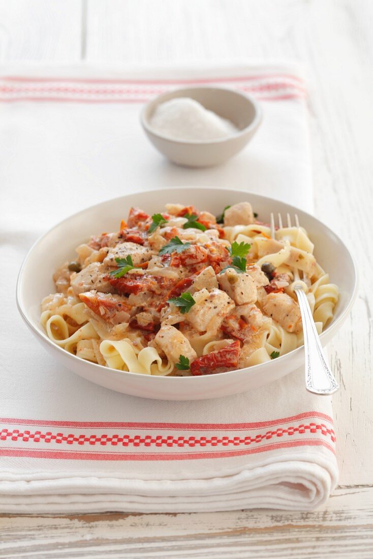 Tagliatelle mit Hähnchen, getrockneten Tomaten und Sahnesauce