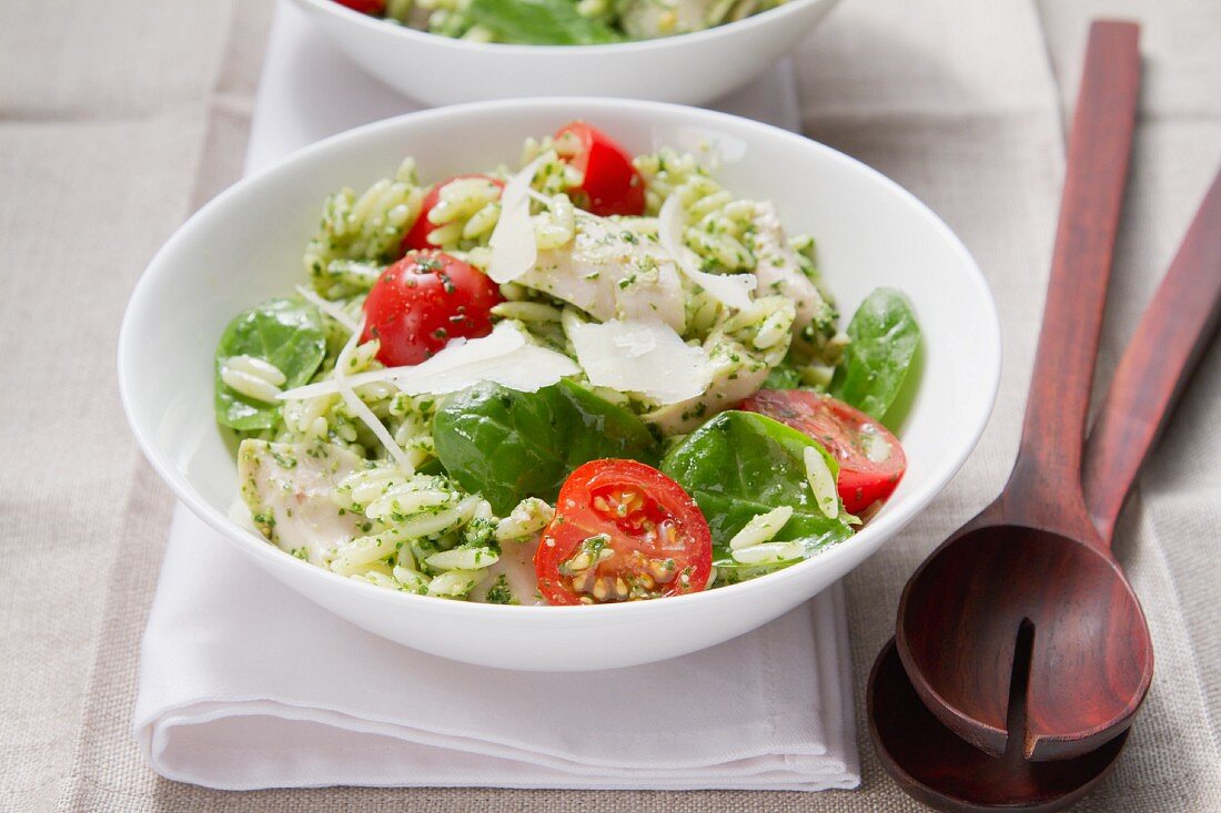 Hähnchen-Orzo-Salat mit Pesto