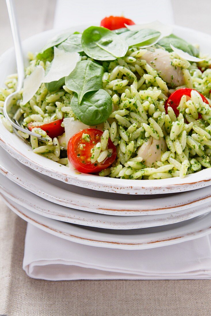 Hähnchen-Orzo-Salat mit Pesto