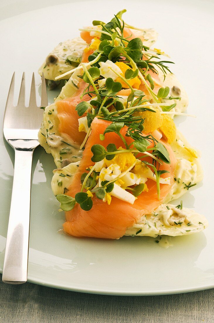 Kartoffelsalat mit Räucherlachs, Ei und Kräutern