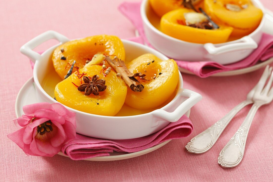 Gebackene Pfirsiche mit Honig und Gewürzen