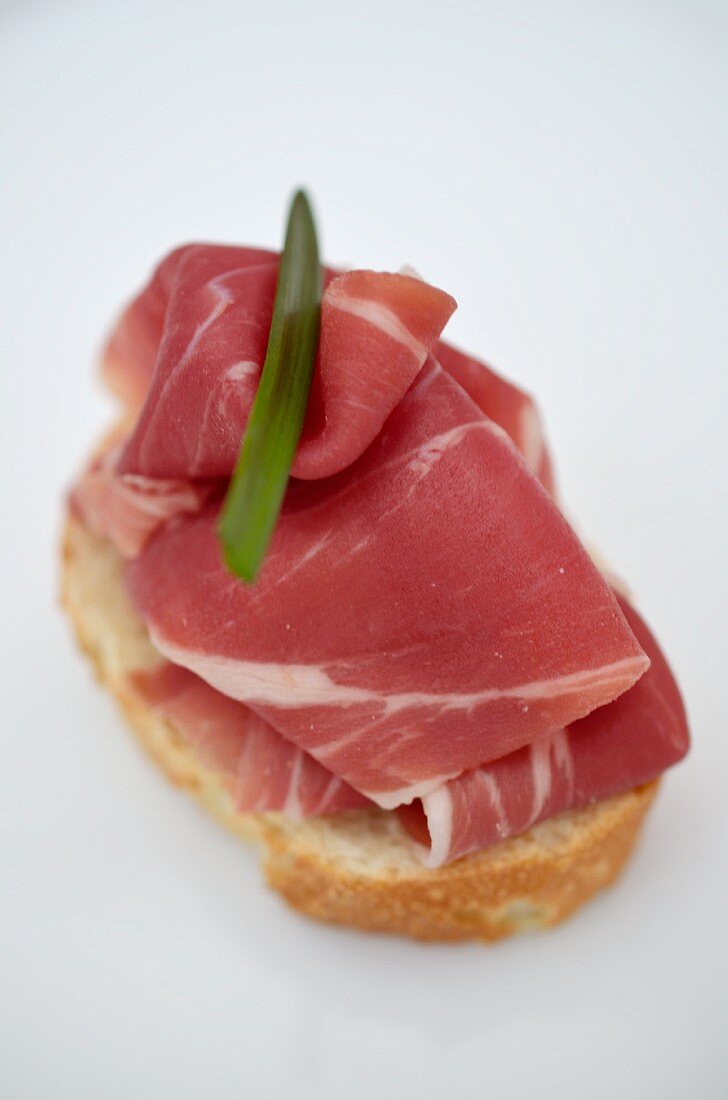 Crostino al prosciutto (toasted bread topped with Parma ham, Italy)