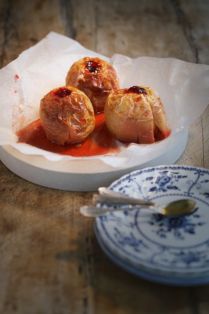 Baked apples with red currant jelly