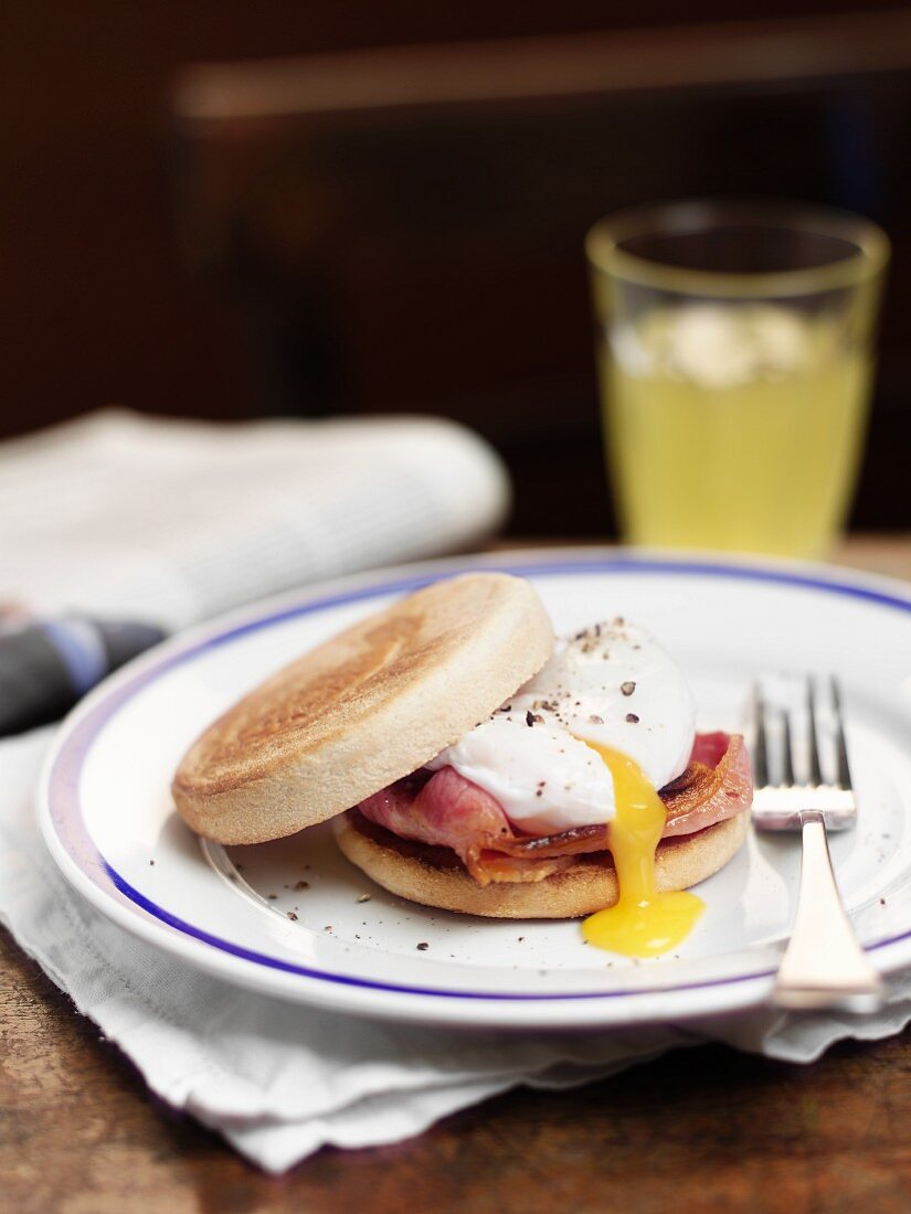 English Muffin mit Bacon und pochiertem Ei