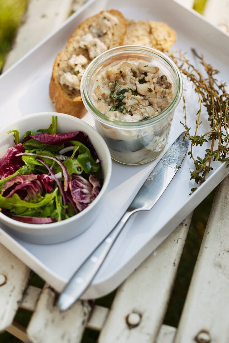 Kaninchenterrine mit Blattsalat