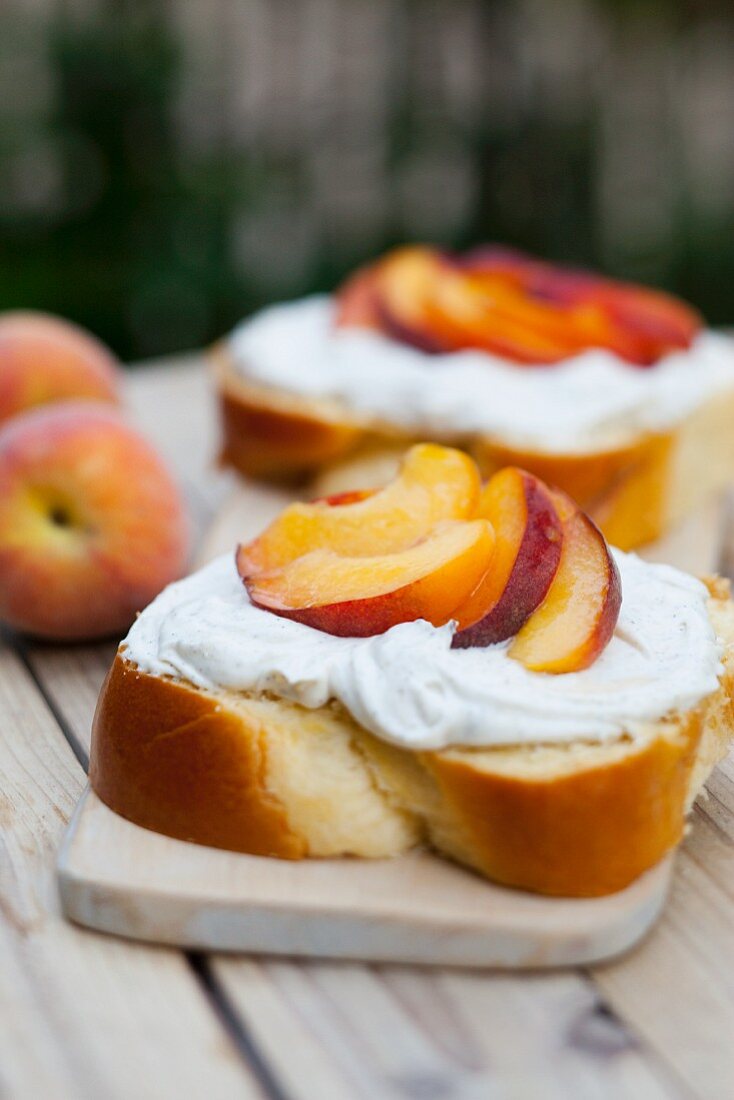 Brioche mit Mascarponecreme und Pfirsichspalten