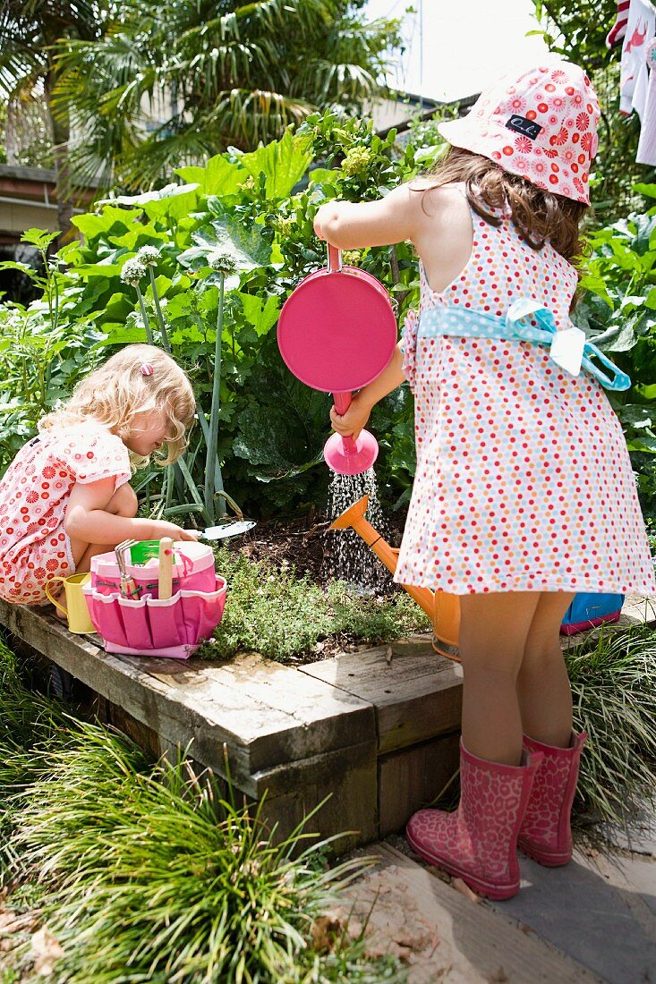 Kinder bei der Gartenarbeit