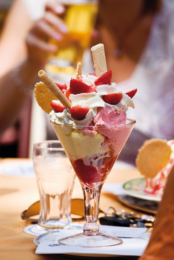 Ice cream sundae with strawberries and cream