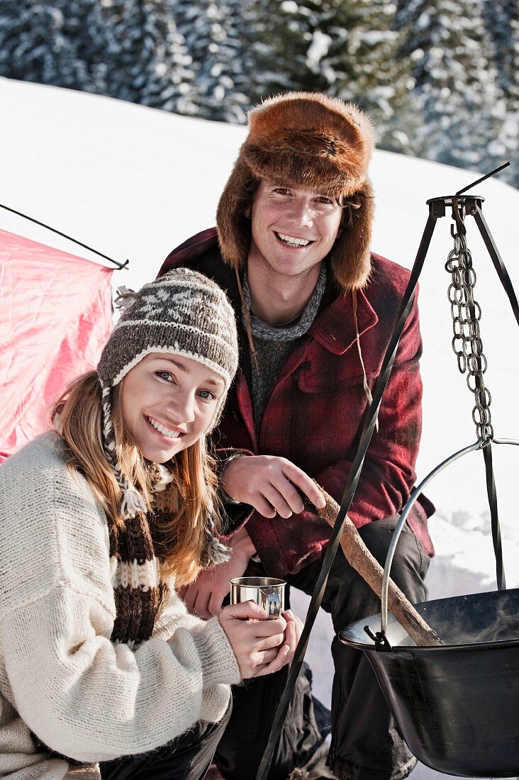 Pärchen beim Camping im Winter