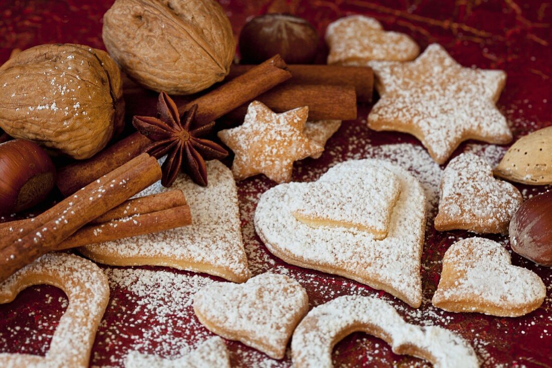 Weihnachtsplätzchen mit Puderzucker, Gewürze und Nüsse