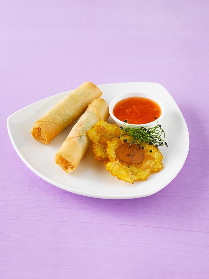 Spring rolls with banana chips and chilli sauce