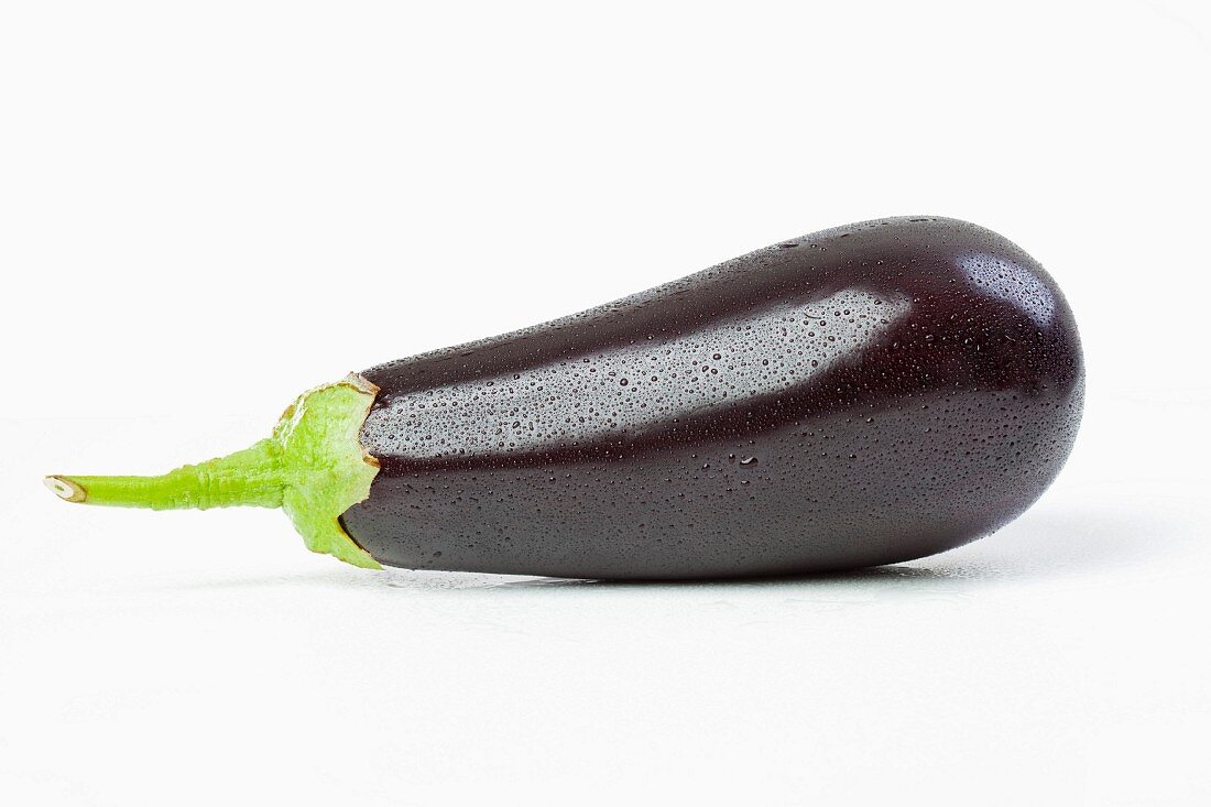 Eine Aubergine mit Wassertropfen