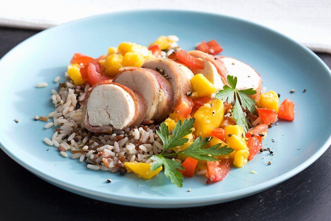 Hähnchenfilet im Speckmantel mit Mango-Tomaten-Salsa & Reis