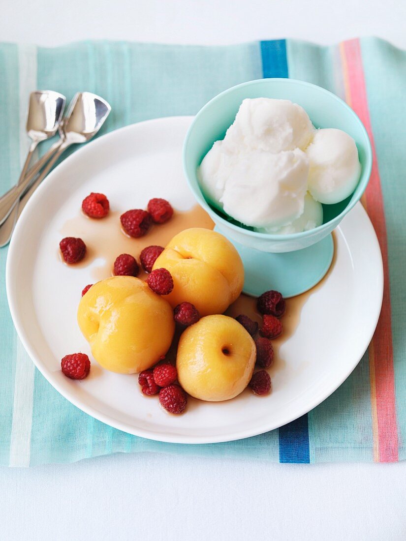 Sorbet mit pochierten Pfirsichen und Himbeeren