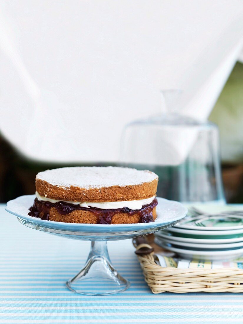 Biskuitkuchen mit Erdbeermarmelade