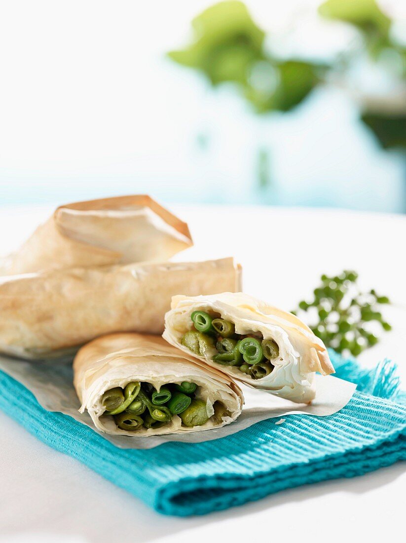 Puff pastry rolls filled with green beans and asparagus