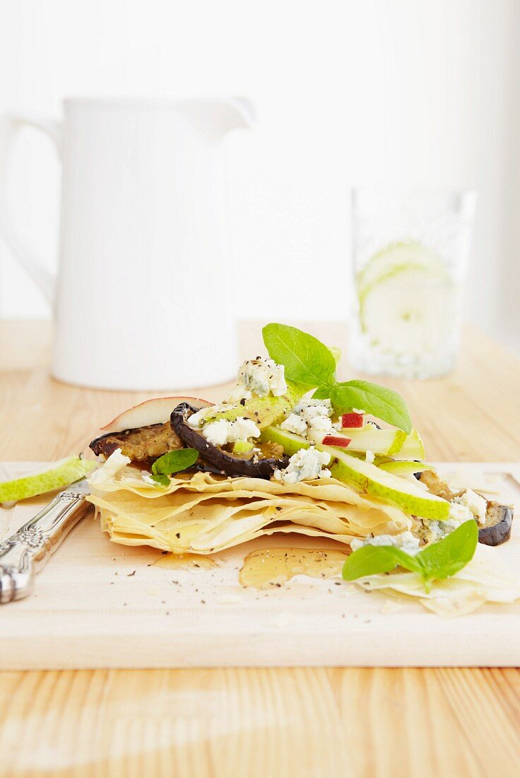 Filloteigschnitte mit Aubergine, Birne, Blauschimmelkäse und Honig