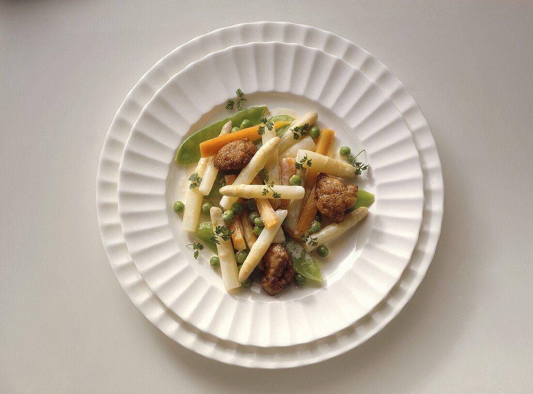 Asparagus salad with sweetbread and sugar pods