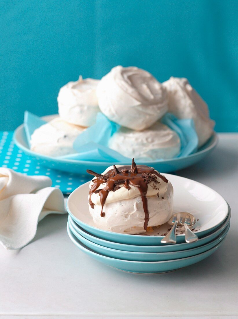 Mini Pavlovas mit Schokolade