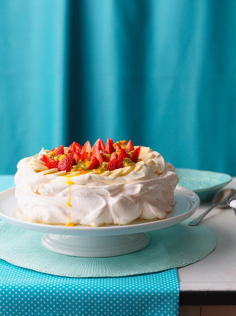 Pavlova mit Erdbeeren und Passionsfrüchten