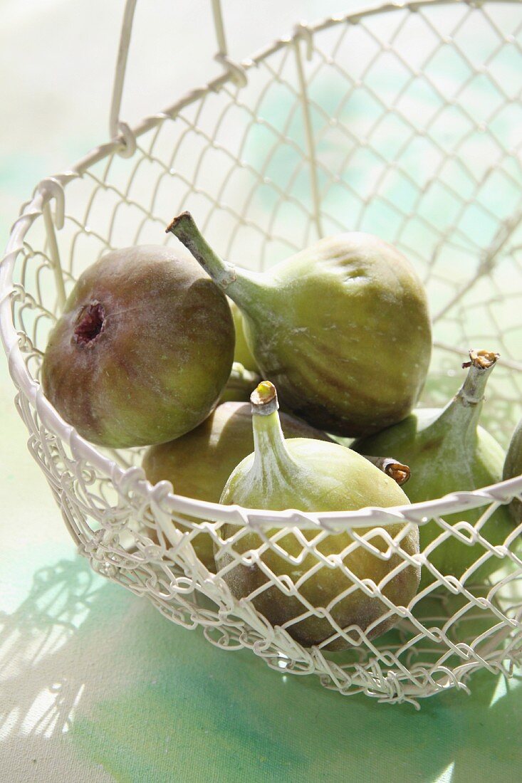 Fresh figs in wire basket