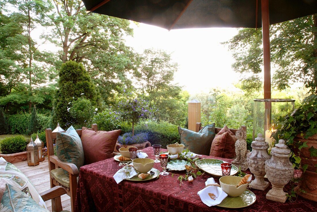 Gedeckter Tisch auf der Terrasse