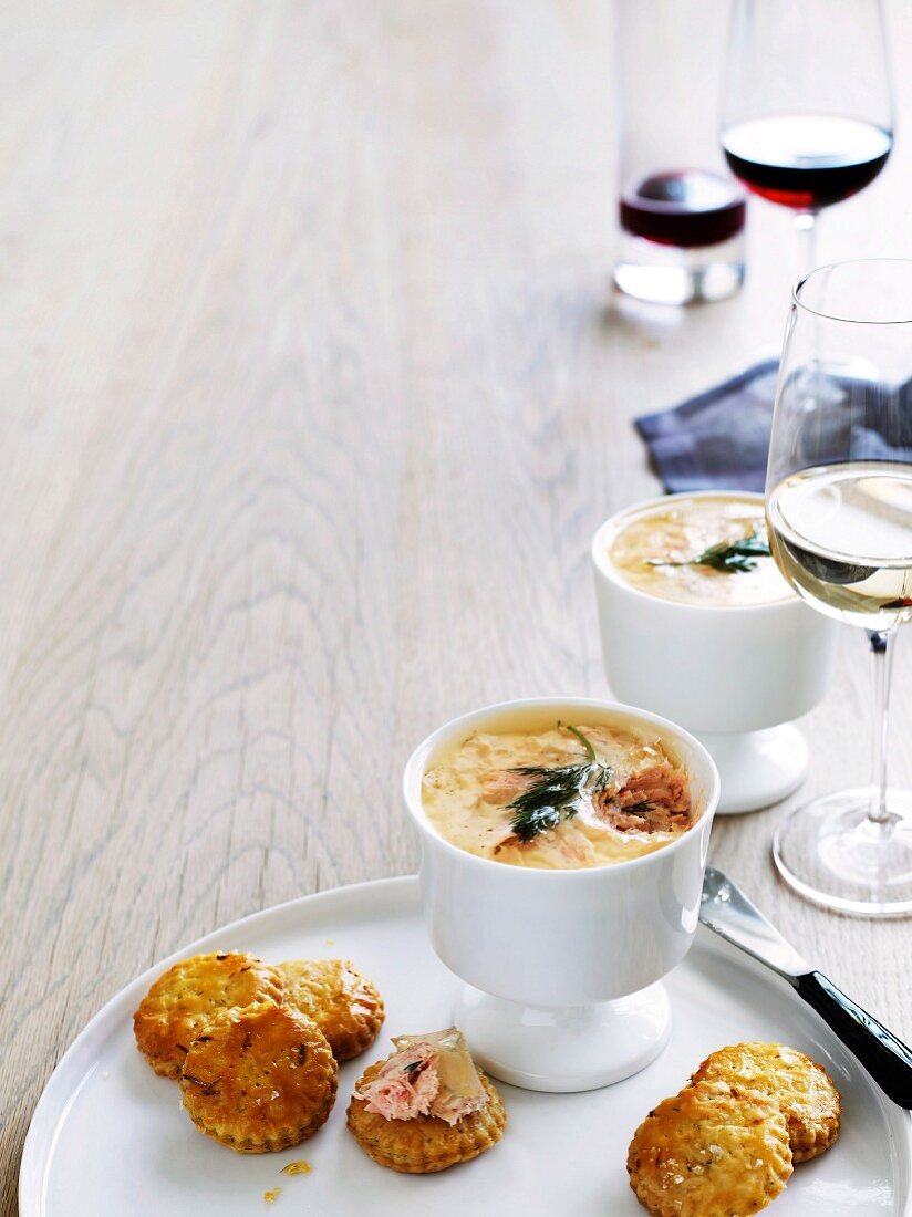 Räucherforellenmousse mit Rieslinggelee und Sables