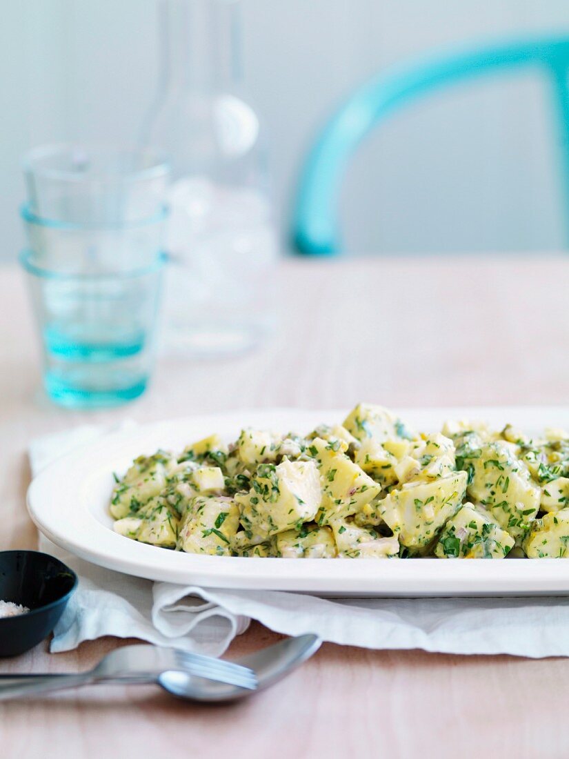 Kartoffelsalat mit gekochtem Ei, eingelegter Zitronen und Aioli