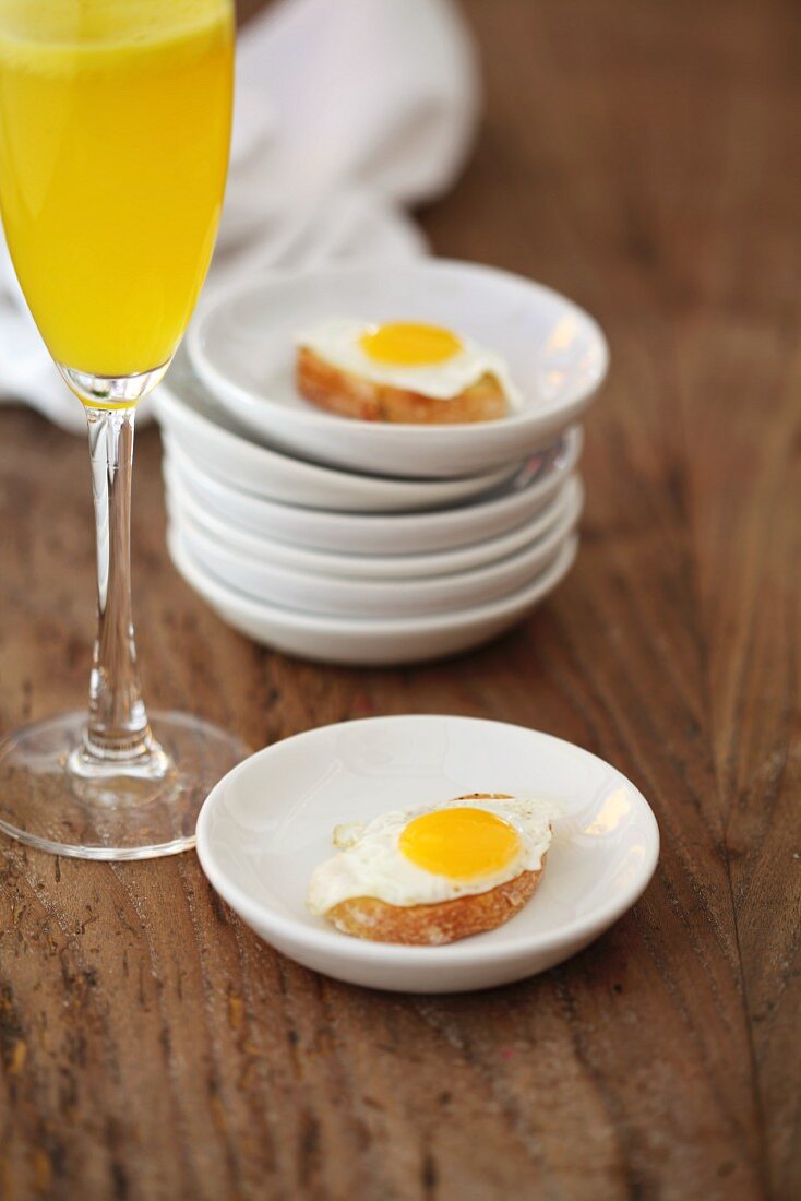 Fried egg on toast, champagne with orange juice