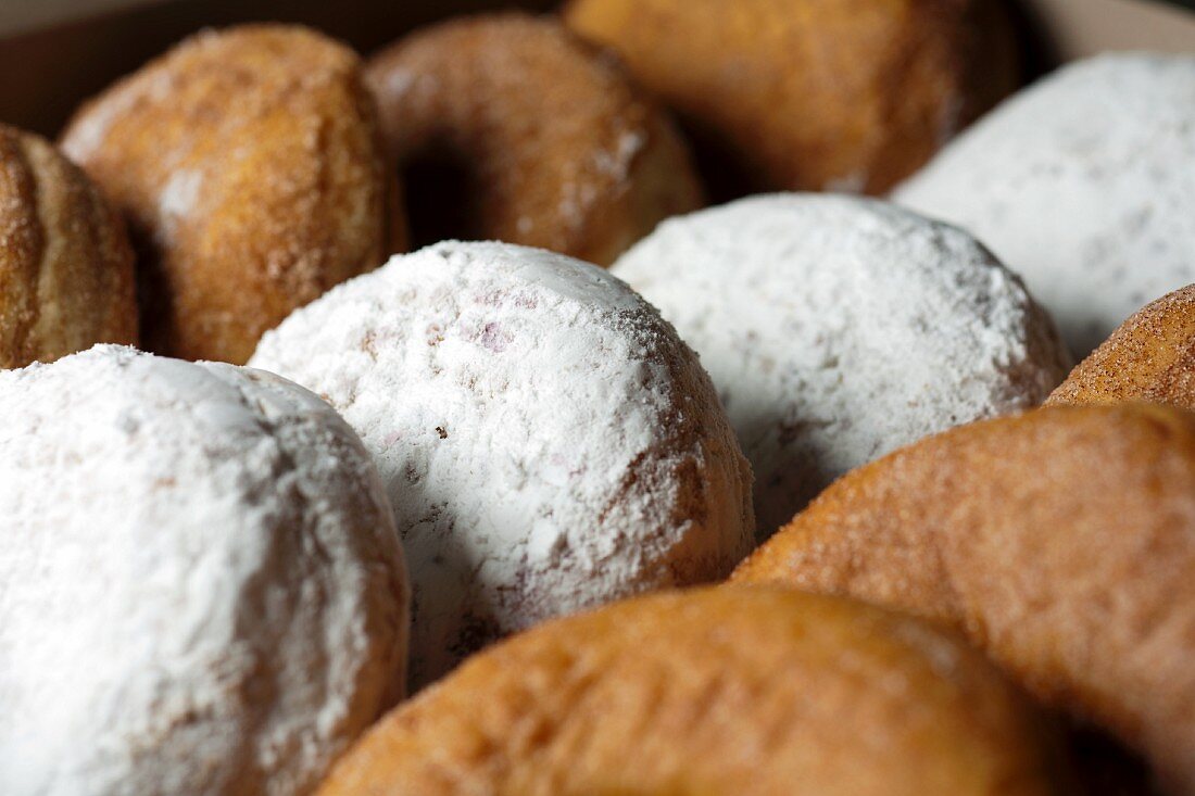 Verschiedene Doughnuts in einer Schachtel