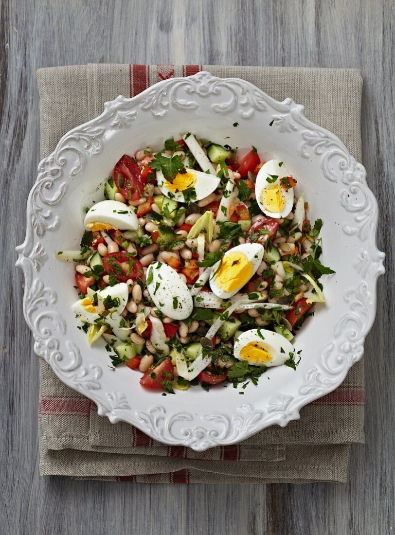 Bean salad with chicory and egg