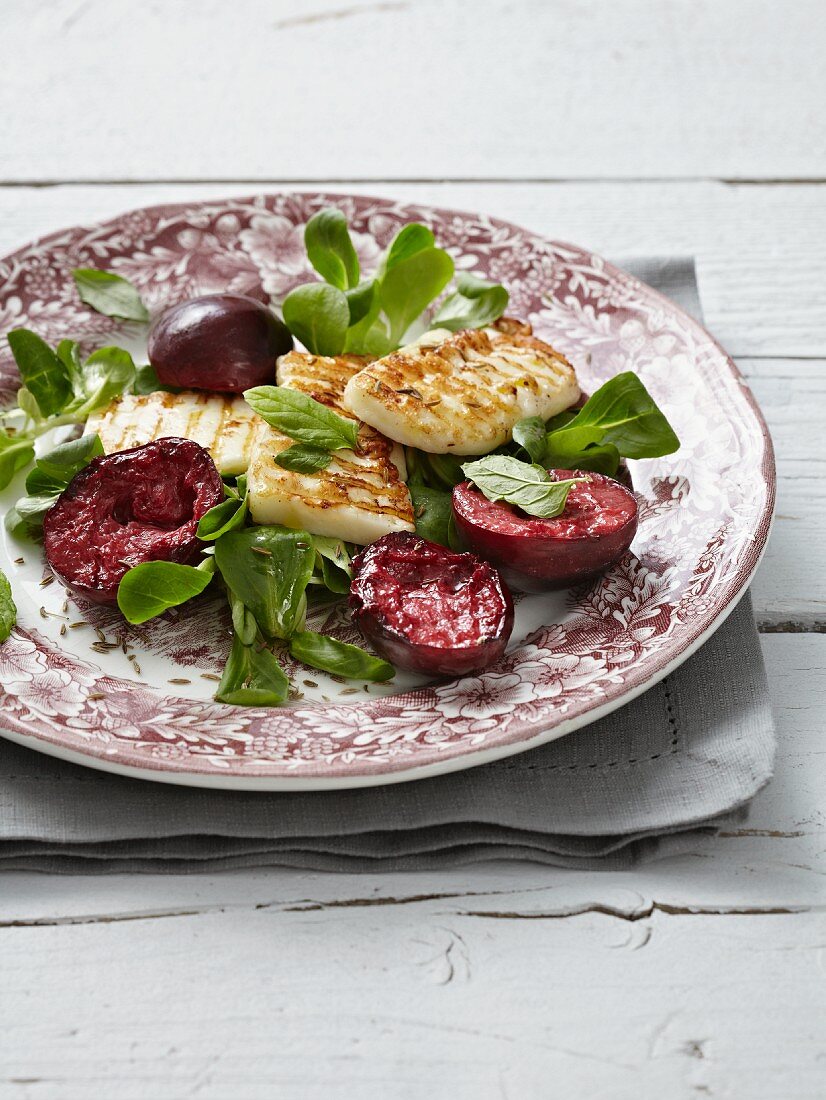 Feldsalat mit Halloumi und Pflaumen