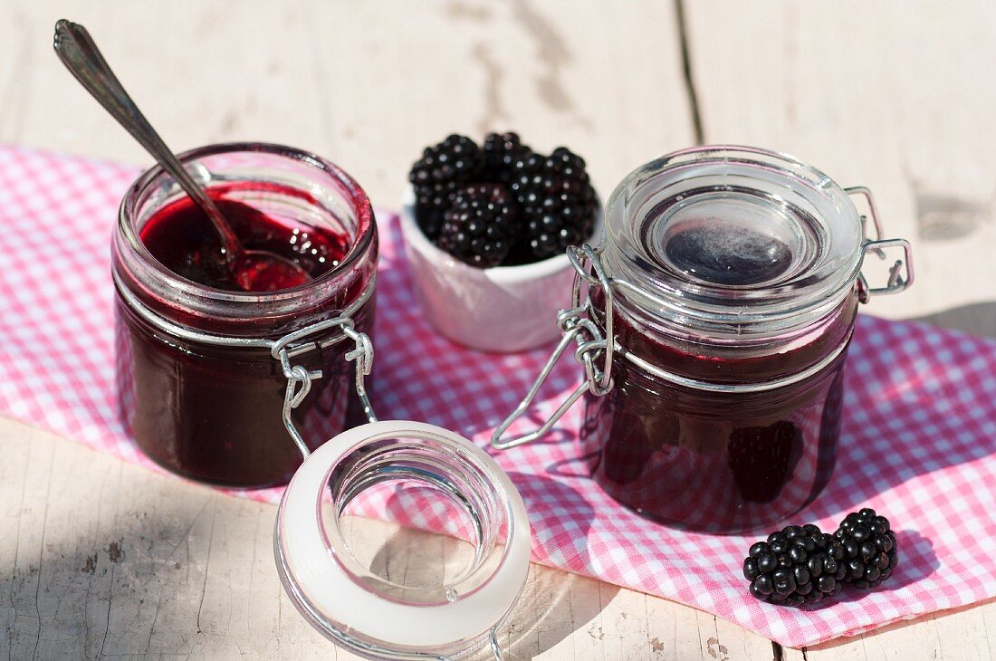 Blackberry jelly and fresh blackberries