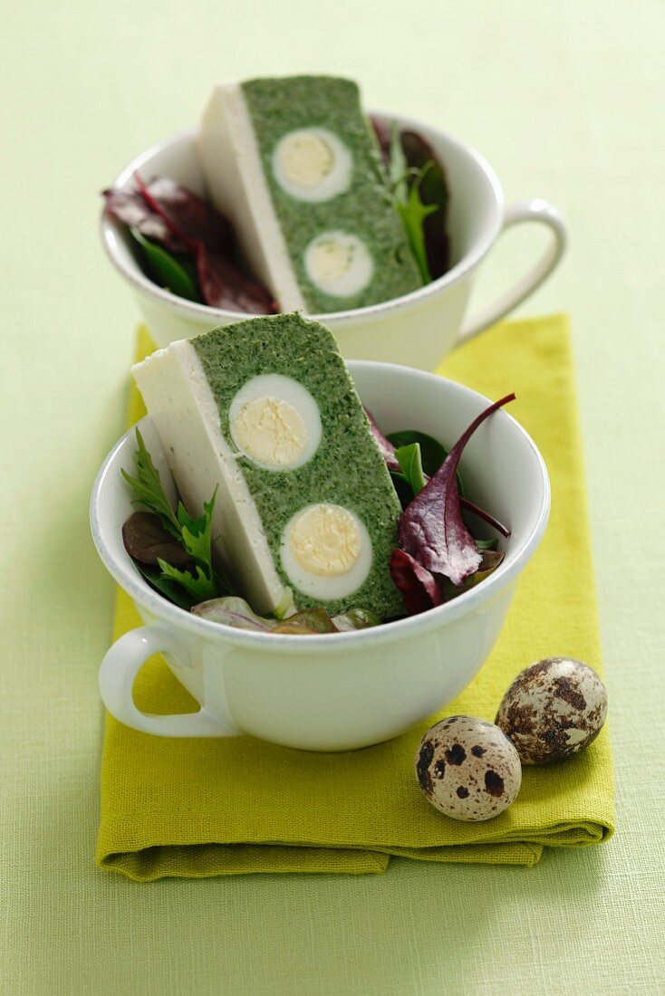 Spinatterrine mit Wachteleiern auf Blattsalat