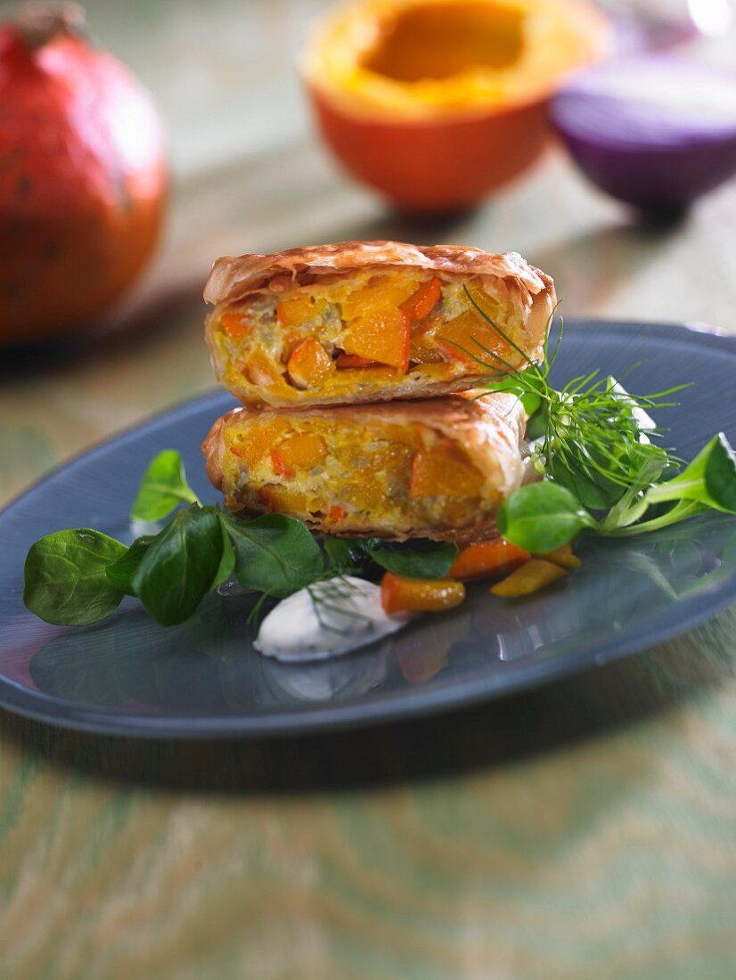 Kürbisstrudel auf Feldsalat