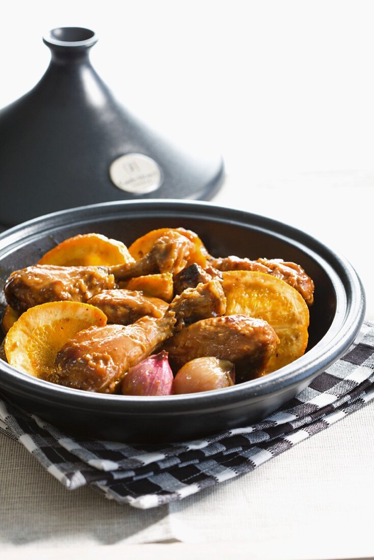 Karamellisiertes Huhn mit Orangen & Zwiebeln in der Tajine