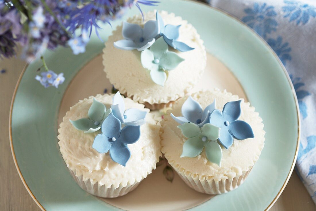 Louises Cupcakes: Cupcakes verziert mit blauen Zuckerblüten
