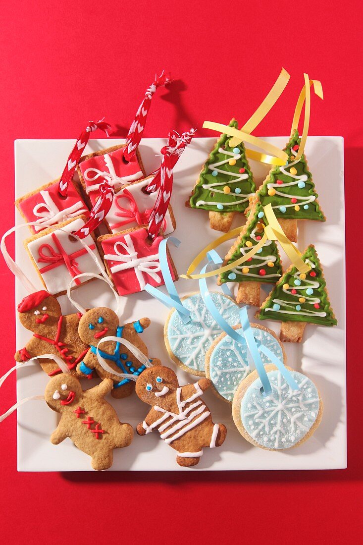 Various Christmas biscuits to hang on the Christmas tree