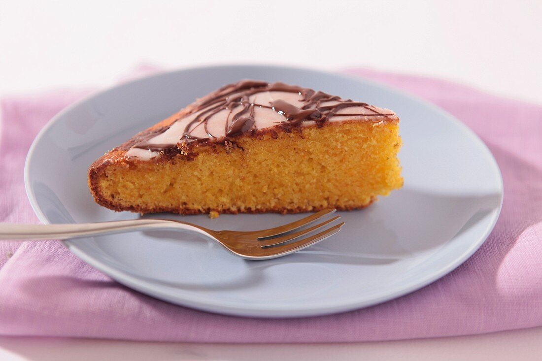 Ein Stück Karottenkuchen auf Teller