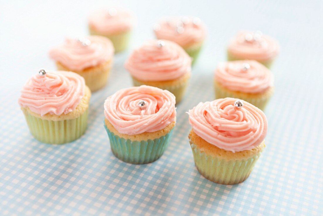 Cupcakes mit rosa Cremehaube
