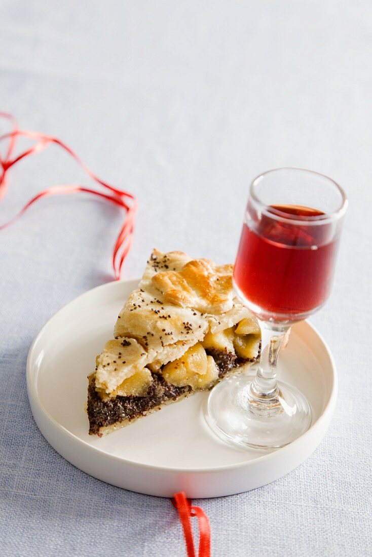 Ein Stück Apfel-Mohn-Tarte