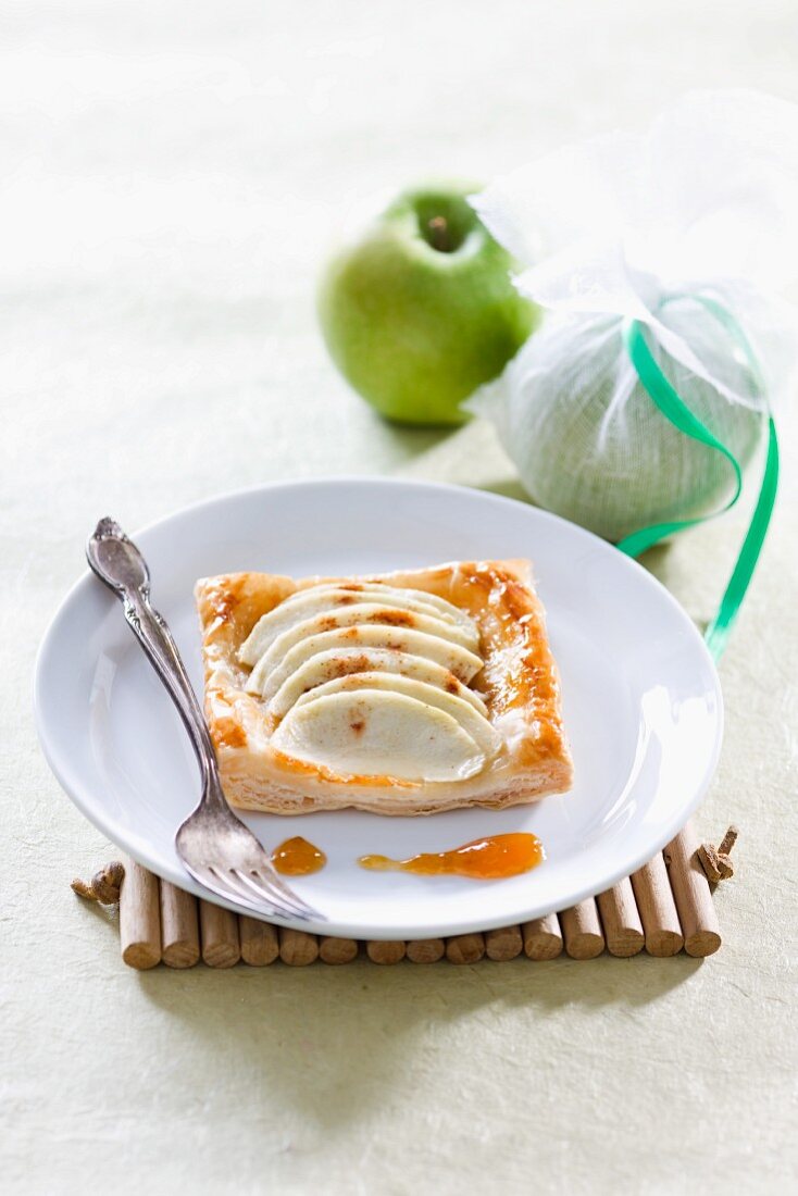 Puff pastry cakes with apple