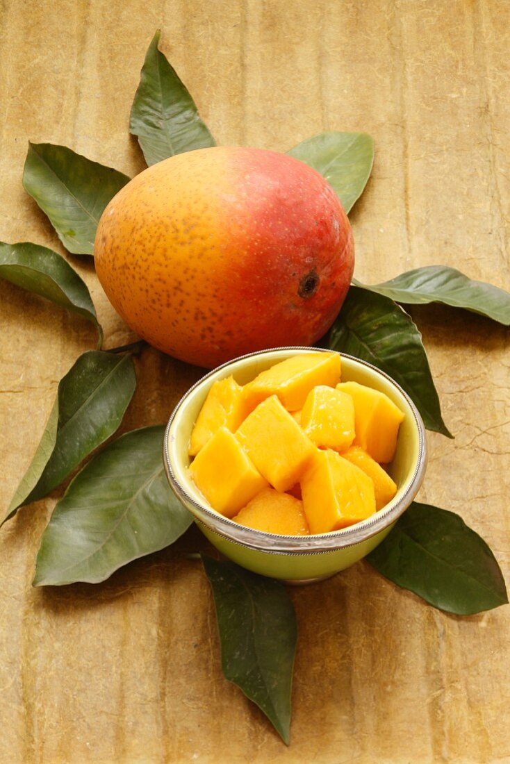 Mango, ganz und in Würfel geschnitten